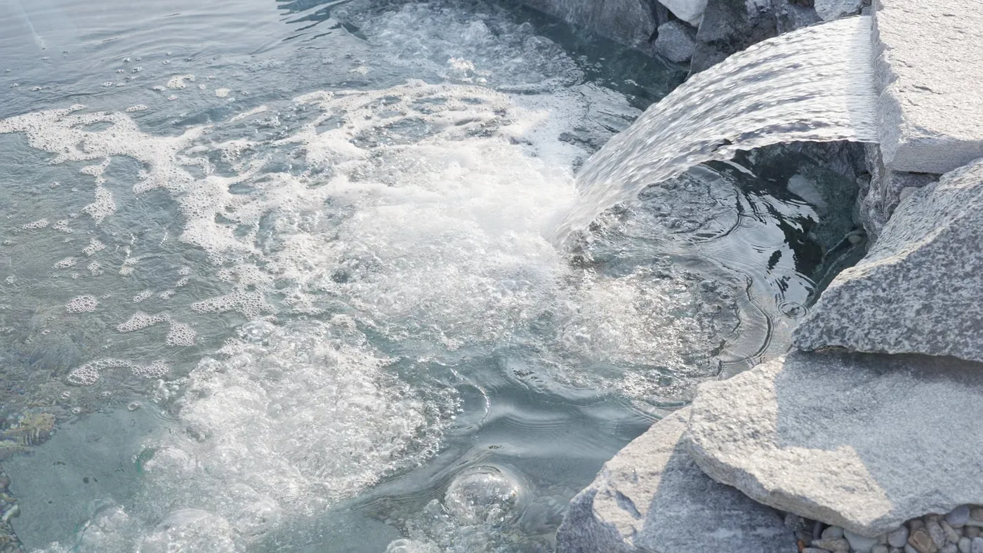 Cascata e pietre naturali sempre bagnate