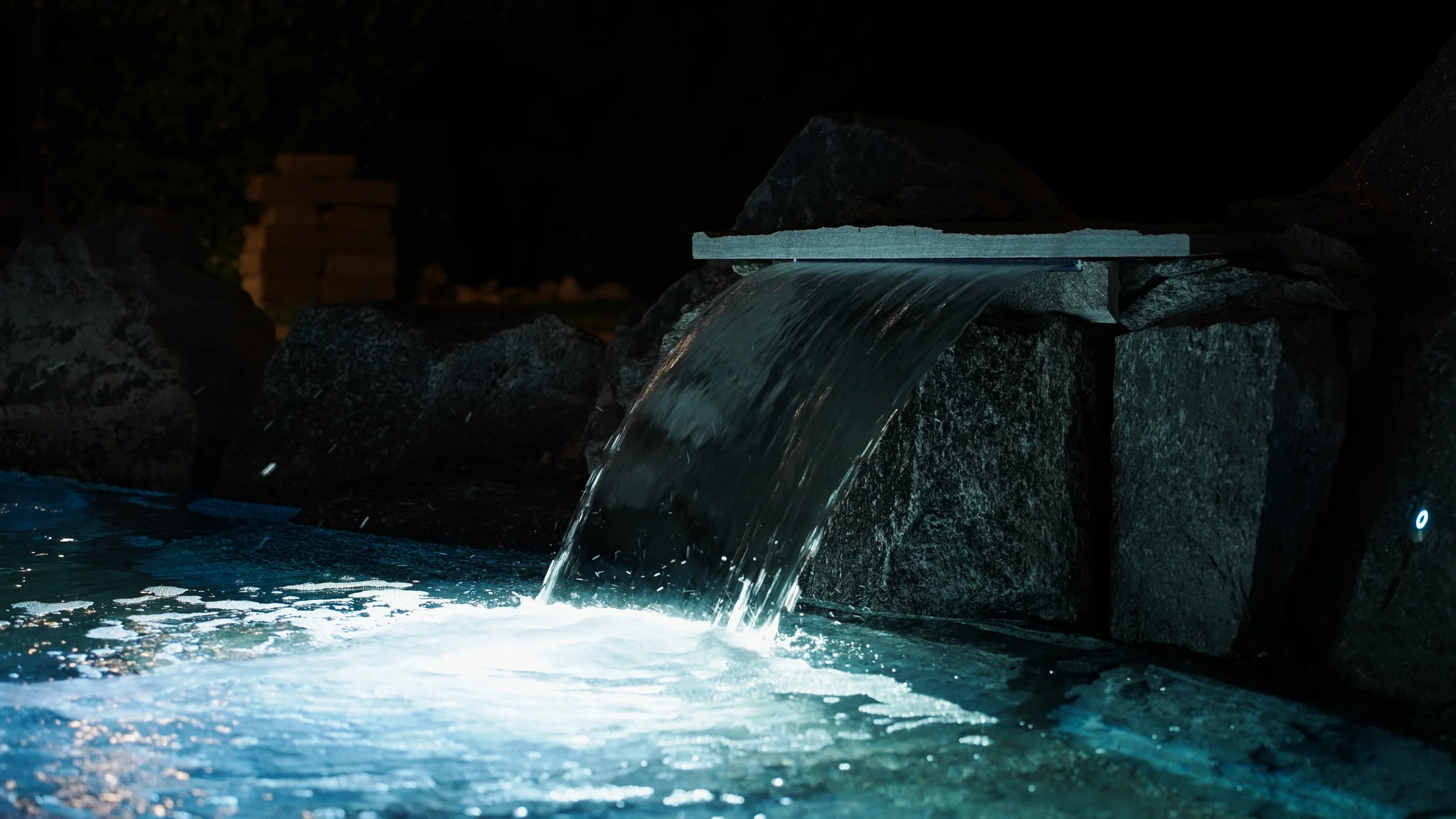 Piscina naturale illuminata di notte
